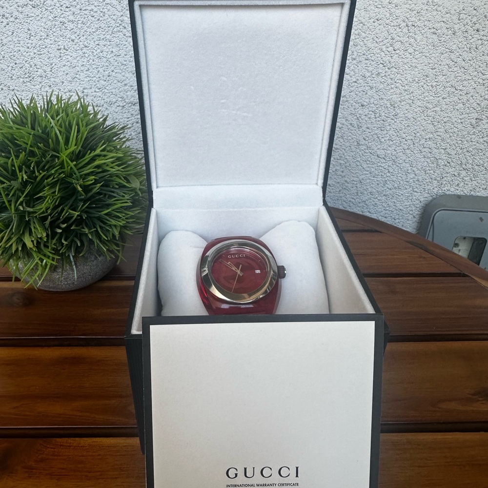 Gucci Red Luxury Watch Accessories